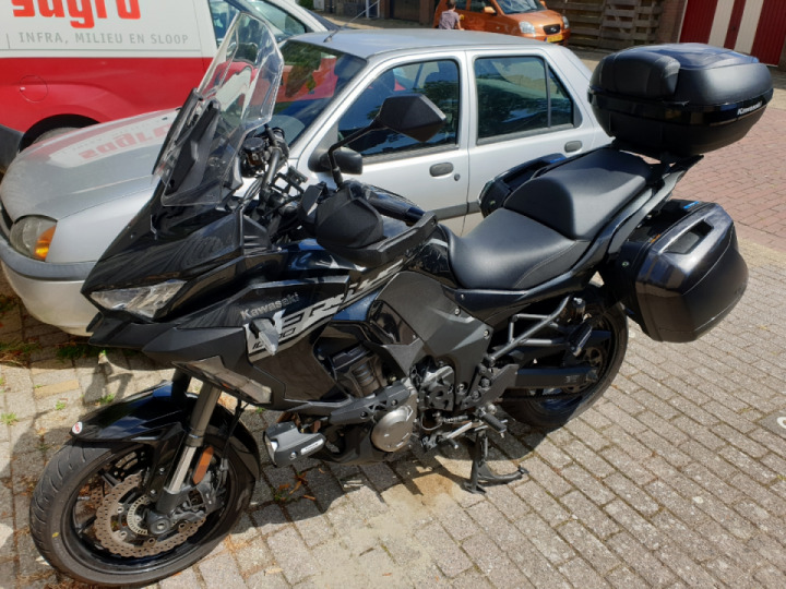 Just gave the Versys 1000 a good cleaning and a wax, she's ready for coming week's commute.