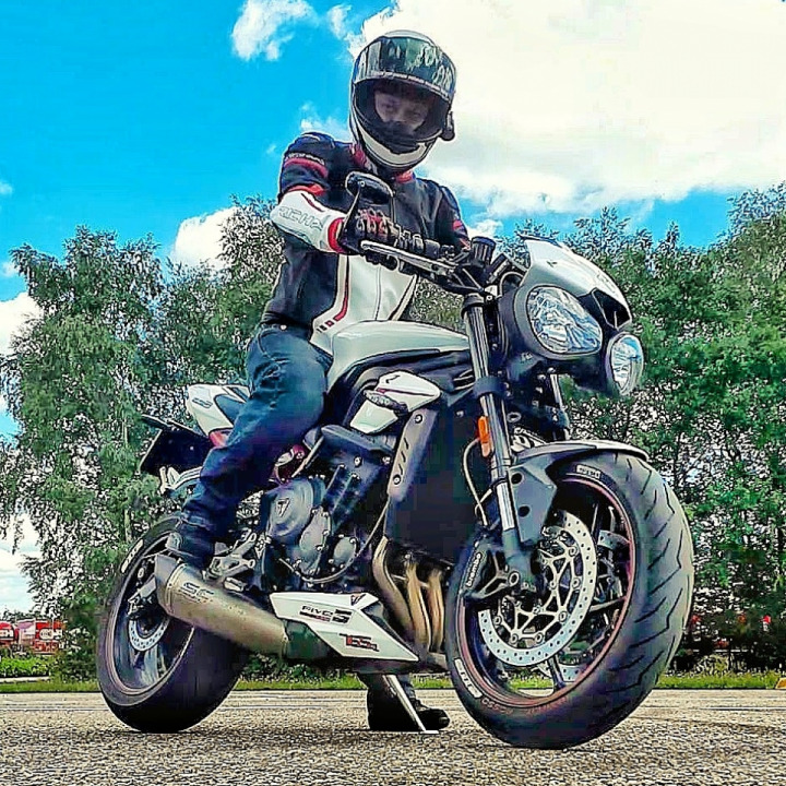 I love my Street Triple... and my new jacket ??