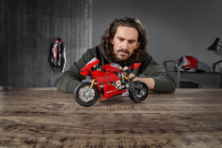 DUCATI Panigale V4 R LEGO Model