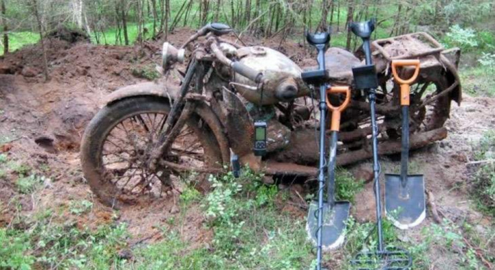 A rare find: motorcycle L-300 "Red October"