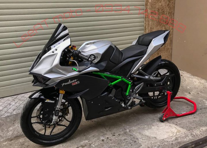 Bajaj Pulsar RS200 Modified to Look Like a Kawasaki Ninja H2