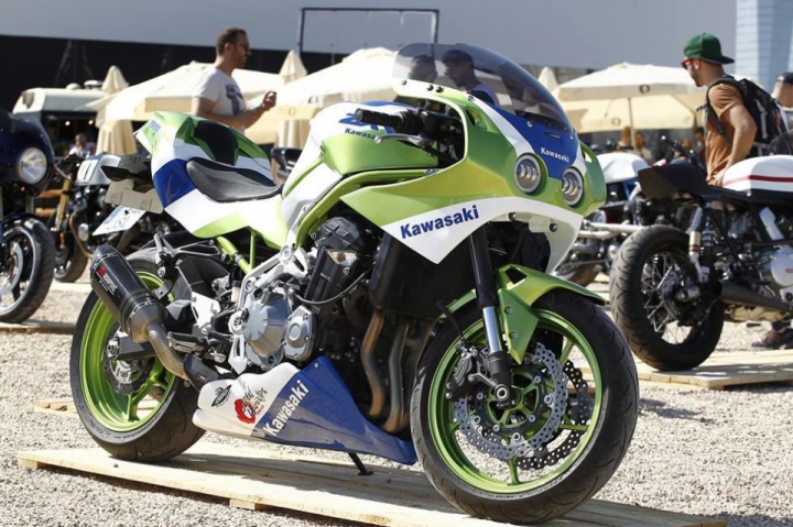 The sudden transformation 2019 Kawasaki Z900 in ZXR750 from the 1990s.